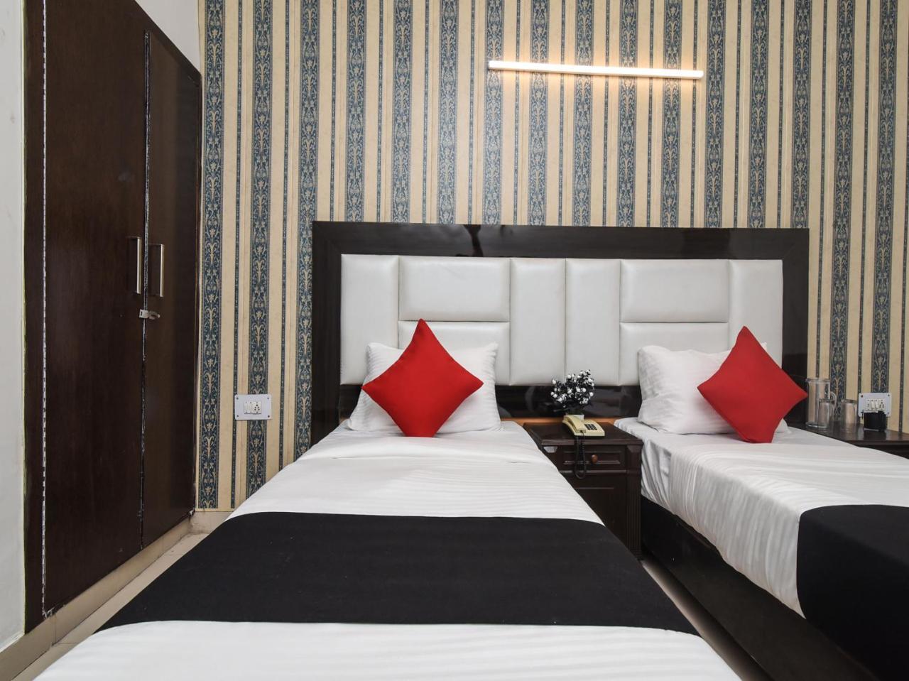 Capital O 16676 Near Noida City Center Exterior foto